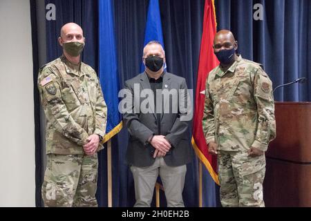 Ritiro del comando militare degli Stati Uniti Sgt. John Troxell, consigliere senior del Presidente dei Capi congiunti del personale, 2015-2019, Center, si trova al comando Sgt. Maj. Michael Spaulding, leader senior del Nevada, sinistra, e Gen. Ondra Berry, Nevada, generale adjutant, destra, durante la serie inaugurale di portavoce della Guardia Nazionale del Nevada alla base della Guardia Nazionale aerea del Nevada a Reno, 12 febbraio 2021. Troxell ha parlato su un'ampia gamma di argomenti, dalla posizione della nazione nel mondo e l'importanza della leadership in un militare in cambiamento. Foto Stock