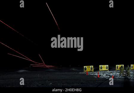 Le rotonde di Tracer illuminano la gamma dell'area di addestramento di Pabrade, Lituania, la notte del 12 febbraio 2021. Charlie “Cobra” Company infantrintanti assegnati al 2° Battaglione, 8° Cavalry Regiment ha completato l'esercitazione di fuoco dal vivo della squadra per rimanere affilati nelle loro abilità e per prepararsi al prossimo addestramento congiunto con le forze alleate e partner lituane e NATO che operano nell'area. Foto Stock