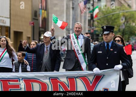 Belleville, New Jersey, Stati Uniti. 11 ottobre 2021. New York, New York, Stati Uniti. 11 ottobre, 2021.Mayor Bill de Blasio alla 2021 Columbus Day Parade sulla 5th Avenue a Midtown, Manhattan lunedì 11 ottobre 2021 a New York City, USA.Credit: Stefan Jeremiah/ZUMA Wire (Credit Image: © Stefan Jeremiah/ZUMA Press Wire) Foto Stock