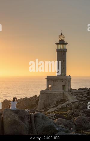 MALPICA DE BERGANTINOS, SPAGNA - 24 ago 2021: Un faro di Punta Nariga, Malpica, la Coruna, Spagna Foto Stock