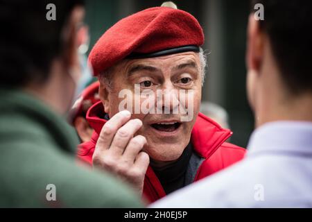 Belleville, New Jersey, Stati Uniti. 11 ottobre 2021. New York, New York, Stati Uniti. 11th Oct, 2021.Curtis Sliwa partecipa alla 2021 Columbus Day Parade sulla 5th Avenue a Midtown, Manhattan lunedì 11 ottobre 2021 a New York City, USA.Credit: Stefan Jeremiah/ZUMA Wire (Credit Image: © Stefan Jeremiah/ZUMA Press Wire) Foto Stock