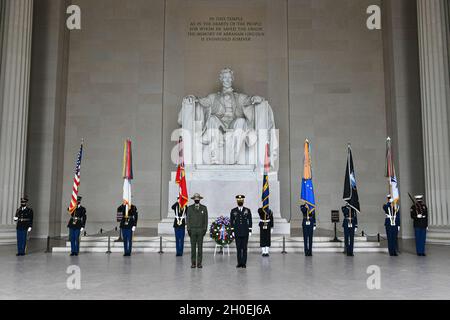 Un membro del National Park Service e dell'Esercito degli Stati Uniti, Gen. Omar J. Jones, IV, comandante della Joint Force Headquarters-National Capital Region, partecipa a una cerimonia di deposizione della corona in onore del Presidente Lincoln al Lincoln Memorial di Washington, D.C., 12 febbraio 2021. Foto Stock