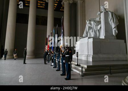 Omar J. Jones, IV, comandante della Joint Force Headquarters-National Capital Region, pone una corona in onore del presidente Lincoln al Lincoln Memorial di Washington, D.C., 12 febbraio 2021. Foto Stock