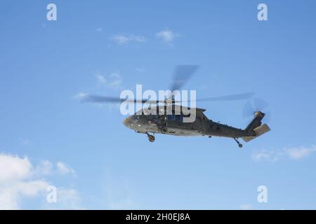 US Army UH-60 Blackhawk appartenente alla 101a brigata dell'aviazione di combattimento si prepara ad atterrare durante la risoluzione combinata XV all'Hohenfels Training Area, Germania, 12 febbraio 2021. Combined Resolve XV rinforza gli Stati Uniti sono impegnati, avocati e pronti con forze credibili per assicurare e scoraggiare in un ambiente di sicurezza sempre più complesso. Foto Stock