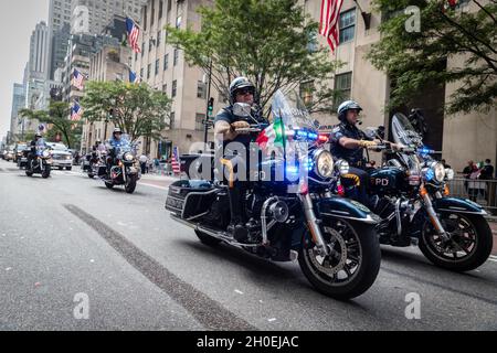 Belleville, New Jersey, Stati Uniti. 11 ottobre 2021. New York, New York, Stati Uniti. 11th Oct, 2021.Union City Police Department on motocicli partecipa alla 2021 Columbus Day Parade on 5th Avenue in Midtown, Manhattan il lunedì 11 ottobre 2021 a New York City, USA.Credit: Stefan Jeremiah/ZUMA Wire (Credit Image: © Stefan Jeremiah/ZUMA Press Wire) Foto Stock