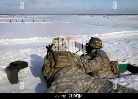 I fanti assegnati a Charlie 'Cobra' Company, 2° Battaglione, 8° Reggimento Cavalry, sparano un'arma automatica M249 Squad nell'area di addestramento di Pabrade, Lituania range 13 febbraio 2021. 'Cobra' ha completato l'esercizio di fuoco vivo della squadra per rimanere affilati nelle loro abilità e in preparazione del prossimo addestramento congiunto con le forze lituane e NATO alleate e partnered. Foto Stock