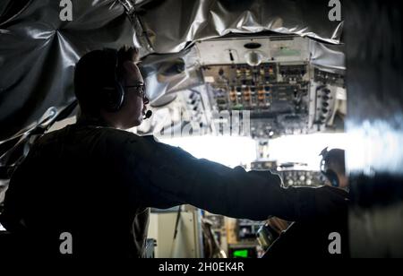 Matthew Greene a 379th Expeditionary Medical Operations Squadron volo medico osservatori KC-135 Stratotanker membri dell'equipaggio assegnato al 350th Expeditionary Aircraft Refeeling Squadron durante una missione sopra l'Asia sud-occidentale, 13 febbraio 2021. Il KC-135 fornisce a U.S. Air Forces Central una capacità di rifornimento aereo globale per supportare gli aerei comuni e di coalizione in tutta l'area di responsabilità del comando centrale degli Stati Uniti. Foto Stock