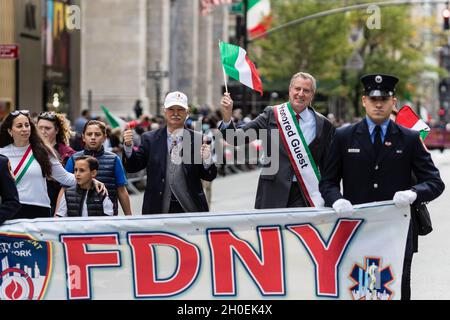 Belleville, New Jersey, Stati Uniti. 11 ottobre 2021. New York, New York, Stati Uniti. 11 ottobre, 2021.Mayor Bill de Blasio alla 2021 Columbus Day Parade sulla 5th Avenue a Midtown, Manhattan lunedì 11 ottobre 2021 a New York City, USA.Credit: Stefan Jeremiah/ZUMA Wire (Credit Image: © Stefan Jeremiah/ZUMA Press Wire) Foto Stock