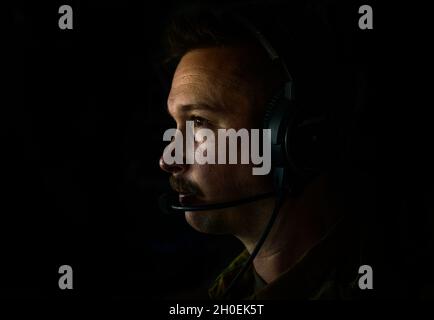 Matthew Greene a 379th Expeditionary Medical Operations Squadron volo medico osservatori KC-135 Stratotanker membri dell'equipaggio assegnato al 350th Expeditionary Aircraft Refeeling Squadron durante una missione sopra l'Asia sud-occidentale, 13 febbraio 2021. Il KC-135 fornisce a U.S. Air Forces Central una capacità di rifornimento aereo globale per supportare gli aerei comuni e di coalizione in tutta l'area di responsabilità del comando centrale degli Stati Uniti. Foto Stock