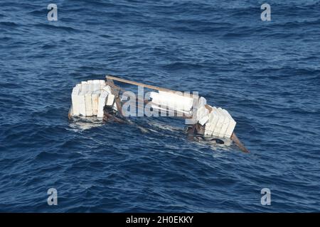 Una zattera improvvisata è affondata circa 8 miglia a sud di Long Key, Florida, 10 febbraio 2021. La Guardia Costiera continua a cercare le 10 persone scomparse che erano a bordo della zattera quando partì Cuba. (Coast Guard foto) Foto Stock