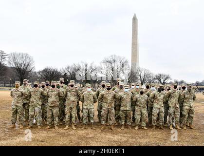 Soldati statunitensi con la Guardia Nazionale del Massachusetts, assegnata alla Bravo Company, Task Force Freedom, si levano in piedi al resto della sfilata fuori del Monumento di Washington, 14 febbraio 2021. La Guardia Nazionale è stata invitata a continuare a sostenere le forze dell'ordine federali con sicurezza, comunicazioni, medicina, evacuazione, logistica, E supporto alla sicurezza per enti statali, distrettuali e federali fino a metà marzo. Foto Stock