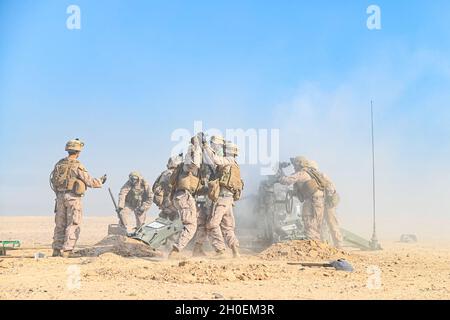 I Marines USA con l'India Battery, Battalion Landing Team 1/4, 15th Marine Expeditionary Unit, si preparano a sparare un Howitzer M777 trainato da 155 mm come parte di una gamma di artiglieria dal fuoco vivo durante una prova di combattimento anfibio teatrale, 14 febbraio 2021. Il Makin Island Amphibious Ready Group e il 15° MEU forniscono ai comandanti numerati della flotta e dei combattenti una risorsa reattiva, flessibile e distribuita in avanti in grado di proiettare l'energia marittima, eseguire operazioni di emergenza e rispondere alle crisi. Foto Stock