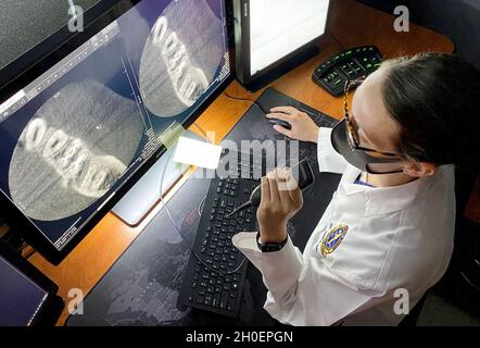 JACKSONVILLE, Florida (dal 16, 2021) – Lt. CMdR. Brittany Kurzweg, radiologo orale e maxillofacciale presso il Naval Hospital di Jacksonville, valuta le immagini della mascella e dei denti di un paziente. Un nativo di Becker, Minnesota, Kurzweg ha guadagnato un medico di medicina dentale laureato dall'università della Florida. Afferma: "Fornisco report dettagliati sull'imaging diagnostico con risultati, impressioni e raccomandazioni per l'assistenza ai pazienti". Foto Stock