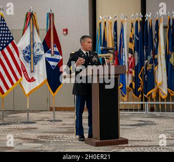 Il Colon Terry R. Tillis, comandante della II squadra di combattimento delle Brigate Armored, terza divisione di fanteria, parla durante un'osservanza della Storia Nera al Club Stewart, Fort Stewart Ga. 17 febbraio 2021. Tillis ha terminato le sue osservazioni introducendo il relatore ospite dell'evento Lt. Col. George Bolton Jr. Foto Stock