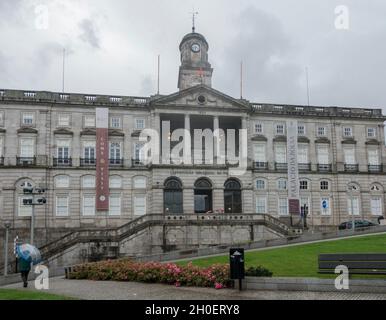 Storico Palácio da Bolsa (Palazzo della Borsa) a Porto, Portogallo, in un giorno coperto. Foto Stock