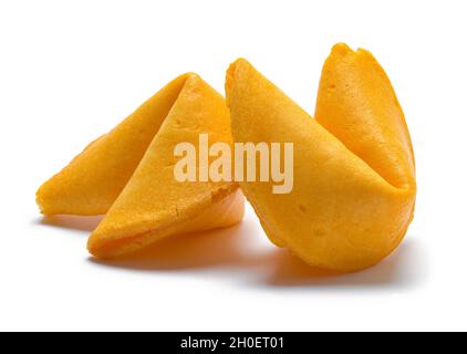 Coppia di biscotti della fortuna tagliati fuori su bianco. Foto Stock