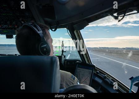 Christopher Nelis, 326esimo pilota Airlift Squadron C-17 Globemaster III, allinea un C-17 Globemaster III per il decollo durante l'esercitazione Liberty Eagle Readiness alla base dell'aeronautica di dover, Delaware, 17 febbraio 2021. L'esercizio ha valutato la capacità di Team dover di implementare rapidamente Airmen, tutori e apparecchiature con preavviso limitato. Foto Stock