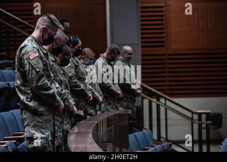 I guardiani nazionali assistono ad un servizio del mercoledì delle ceneri al Campidoglio degli Stati Uniti a Washington, 17 febbraio 2021. La Guardia Nazionale è stata invitata a continuare a sostenere le agenzie federali di polizia con sicurezza, comunicazioni, evacuazione medica, logistica e supporto alla sicurezza per le agenzie distrettuali, statali e federali fino a metà marzo. Foto Stock