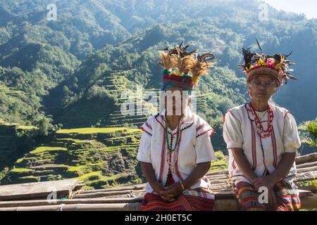 Due donne Ifugao anziane in costume tradizionale. Terrazze di riso Banaue sullo sfondo. Banaue, provincia di Ifugao, Filippine Foto Stock