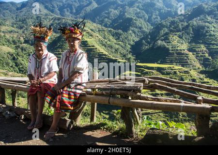 Due donne Ifugao anziane in costume tradizionale. Terrazze di riso Banaue sullo sfondo. Banaue, provincia di Ifugao, Filippine Foto Stock