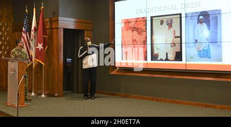 Illinois Army National Guard 1. SGT. (In pensione) DoGood Efe-Nogo, capo e principe di una tribù africana nella regione delta della Nigeria, è stato l'oratore principale alla celebrazione del mese storico afro-americano della Guardia Nazionale dell'Illinois. Qui il primo sergente in pensione discute il vestito tradizionale nella sua regione dell'Africa. L'evento ha celebrato la orgogliosa storia degli Afro-Americani che servivano nella Guardia Nazionale dell'Illinois, incluso il 'Fighting' ottavo reggimento di fanteria, la prima unità tutta afro-americana che era guidata da ufficiali neri. L'evento ha anche discusso i contributi di African- Foto Stock