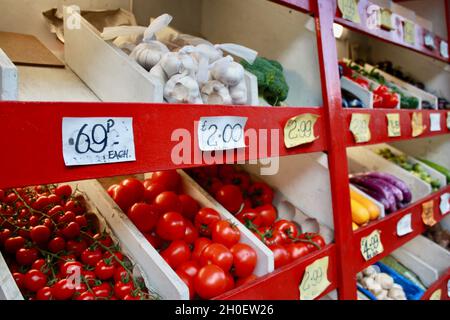 Prodotti in vendita esposti all'esterno in un mercato di verdure a Edimburgo. Foto Stock