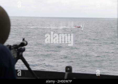 OCEANO PACIFICO (15 maggio 2021) Aviation Ordnanceman 3rd Class Samantha Goodshield, da Mobridge, S.D., spara una mitragliatrice M240B ad un bersaglio da bordo della nave d'assalto anfibio USS Essex (LHD 2), maggio 15. Marinai e marines dell'Essex Amphibious Ready Group (ARG) e dell'XI Marine Expeditionary Unit (MEU) sono in corso al largo delle coste della California meridionale. Foto Stock