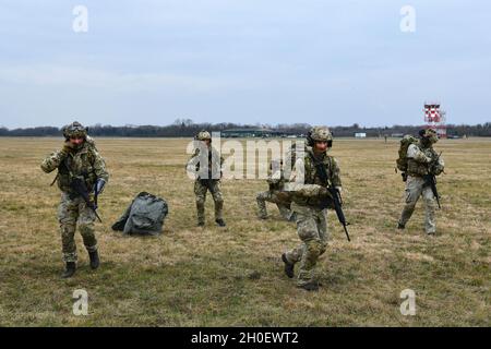Paracadutisti dell'Esercito Italiano assegnati al 4° Reggimento Alpini con paracadutisti dell'Esercito USA assegnati al 1° Battaglione, 503° Reggimento fanteria, 173° Brigata Airborne, durante l'esercizio Eagle Ace II alla base militare italiana di Rivolto, Udine, 18 febbraio 2021, in condizioni di prevenzione di Covid-19. Lo scopo di questa operazione è migliorare le relazioni con la nazione ospitante, rafforzare l'alleanza e aumentare l'interoperabilità della NATO. La 173esima Brigata Airborne è la forza di risposta di emergenza dell'esercito degli Stati Uniti in Europa, capace di proiettare le forze pronte dovunque nell'Europa degli Stati Uniti, nell'Africa o nella COM centrale Foto Stock