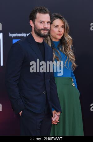 12 ottobre 2021, Londra, Regno Unito. Jamie Dornan e la moglie Amelia Warner arrivano alla prima di gala di Belfast, parte del BFI London Film Festival, che si tiene presso la Royal Festival Hall. Credit: Doug Peters/EMPICS/Alamy Live News Foto Stock