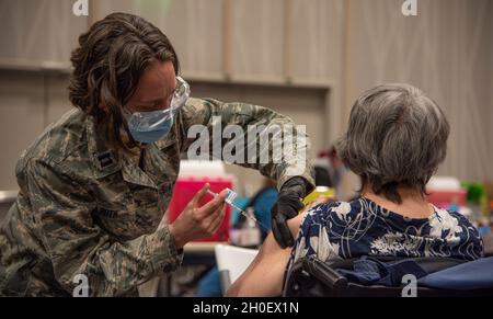 Carrie Roth, medico del 142o Gruppo medico, somministra un vaccino COVID-19 al Portland Convention Center, Portland, Ore., 18 febbraio 2021. I membri della Guardia Nazionale dell'Oregon Air and Army stanno aiutando a facilitare gli sforzi di distribuzione delle vaccinazioni COVID-19 in tutto lo stato. (Oregon Air Foto Stock