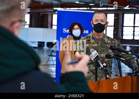 Rich Neely, l'Adjutant General dell'Illinois e il comandante della Guardia Nazionale dell'Illinois si impegna con un membro dei media locali della contea di Sangamon durante una conferenza stampa tenutasi nell'edificio Orr nella zona fieristica dell'Illinois, Springfield, Illinois, 18 febbraio 2021. Il Gen. Neely ha risposto alle domande relative alla distribuzione della vaccinazione COVID-19 nello stato dell'Illinois. Foto Stock