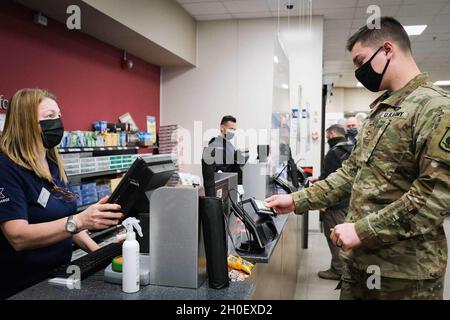 L'Exchange Express su Caserma Ederle è stato chiuso per due giorni. I soldati del 173° ABCT hanno assistito il personale Express all'inizio di giovedì a disinfettare e pulire la struttura, un grande sforzo di squadra per assicurarsi che questo servizio potesse aprirsi il più rapidamente possibile il 18 febbraio 2021, a Vicenza, Italia. Foto Stock