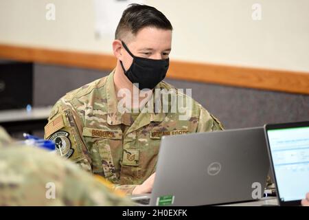 U.S. Air Force Tech. SGT. Jason Brooks, 110th Security Forces Squadron, 110th Wing, Michigan Air National Guard, attualmente in servizio con il Michigan National Guard's COVID-19 Vaccination Testing Team, Task Force Bronco, completa l'immissione dei dati durante un evento di vaccinazione COVID-19 basato sulla comunità, Coldwater, Michigan, 18 febbraio 2020. Il Michigan Department of Health and Human Services e la Michigan National Guard hanno lavorato insieme durante tutta la pandemia per aumentare l'accesso alle vaccinazioni COVID-19 in tutto lo stato per i Michiganders. Foto Stock