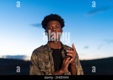 Ritratto di un giovane africano con atteggiamento fiducioso Foto Stock