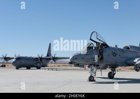 Un pilota A-10 Thunderbolt II del 354esimo Fighter Squadron di Davis-Monthan AFB, Arizona, si prepara a decollo dopo aver rifornito il carburante durante un esercizio di allenamento a Twentynine Palms, California, 18 febbraio 2021. La formazione off-station ha cercato di integrare le operazioni tra tre C-130J Super Hercules e sei A-10s. Foto Stock