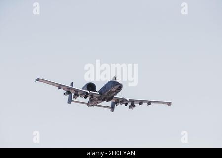 Un aereo Fairchild Republic A-10C Thunderbolt II vola sulla linea del flightline durante un esercizio di rifornimento di carburante sul Marine Corps Air Ground Combat Center, Twentynine Palms, California, 18 febbraio 2021. Lo scopo dell'esercizio era quello di insegnare a Marines informazioni sull'aeromobile e di dimostrare il processo di rifornimento. Foto Stock