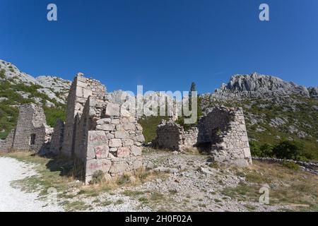 Formazione di roccia calcarea Tulove Grede nel Parco Nazionale di Velebit in Croazia Foto Stock