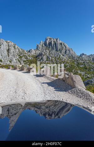 Formazione di roccia calcarea Tulove Grede nel Parco Nazionale di Velebit in Croazia Foto Stock