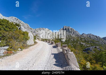 Formazione di roccia calcarea Tulove Grede nel Parco Nazionale di Velebit in Croazia Foto Stock