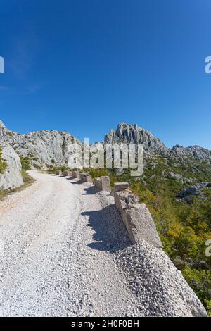 Formazione di roccia calcarea Tulove Grede nel Parco Nazionale di Velebit in Croazia Foto Stock