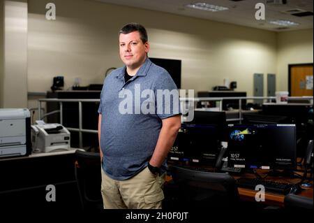 SANTA RITA, Guam (dal 19, 2021) il Dr. Thomas Wall si pone per un ritratto nel centro di controllo di emergenza della sala Konetzni dopo aver ricevuto la Medaglia di raggiungimento del Servizio civile. Wall è stato riconosciuto da Comandante, Submarine Force, US Pacific Fleet come il civile di campo Senior dell'anno. CSS-15 è responsabile della fornitura di formazione, materiale e supporto per la preparazione del personale a più comandi sottomarini ad attacco rapido di classe Los Angeles. Foto Stock