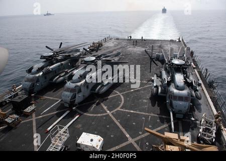 210219-N-FO865-1073 STRETTO DI HORMUZ (FEB 19, 2021) – il cacciatorpediniere missilistico guidato USS John Paul Jones (DDG 53), sinistro, e militare Sealift comando rifornimento flotta Oiler USNS Patuxent (T-AO 201) vela in formazione con la nave anfibio porto di trasporto USS San Diego (LPD 22) durante uno stretto di transito di Hormuz, febbraio 19. San Diego, parte del Makin Island Amphibious Ready Group, e la 15th Marine Expeditionary Unit sono schierati nella 5th Fleet USA area di operazioni a sostegno delle operazioni navali per garantire la stabilità e la sicurezza marittima nella regione centrale, collegando il Mediter Foto Stock