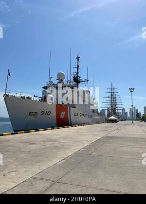 Il Cutter Thetis della Guardia Costiera (WMEC-910) è ormeggiato ad un molo a Key West, Florida, 21 febbraio 2021. L'equipaggio Cutter Thetis della Guardia Costiera è tornato a Key West, domenica, dopo 65 giorni di pattuglia del Mar dei Caraibi a sostegno della Guardia Costiera 7° distretto. (Coast Guard foto) Foto Stock