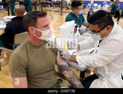 Esercito degli Stati Uniti Sgt. Prima classe Thomas Carpenter, l'ufficiale non commissionato di formazione con sede e sede centrale Company, 2a Battaglione, 108a reggimento fanteria, 27a squadra di combattimento di Brigata di fanteria, 42nd divisione di fanteria, Guardia Nazionale di New York, riceve la sua prima dose del vaccino COVID-19 al Naval Support Activity Bethesda, Md., 19 febbraio 2021. Carpenter è uno di più di 500 soldati cittadini da New York attualmente sostenendo le autorità civili a Washington, D.C. la Guardia Nazionale è stata chiesta continuare a sostenere le agenzie federali di applicazione della legge con sicurezza, comunicazioni, Foto Stock
