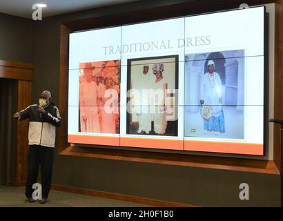 Illinois Army National Guard 1. SGT. (In pensione) DoGood Efe-Nogo, capo e principe di una tribù africana nella regione delta della Nigeria, è stato l'oratore principale alla celebrazione del mese storico afro-americano della Guardia Nazionale dell'Illinois. Qui il primo sergente in pensione discute il vestito tradizionale nella sua regione dell'Africa. L'evento ha celebrato la orgogliosa storia degli Afro-Americani che servivano nella Guardia Nazionale dell'Illinois, incluso il 'Fighting' ottavo reggimento di fanteria, la prima unità tutta afro-americana che era guidata da ufficiali neri. L'evento ha anche discusso i contributi di African- Foto Stock