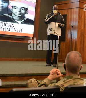 Illinois Army National Guard 1. SGT. (In pensione) DoGood Efe-Nogo, capo e principe di una tribù africana nella regione delta della Nigeria, è stato l'oratore principale alla celebrazione del mese storico afro-americano della Guardia Nazionale dell'Illinois. Qui il primo sergente in pensione risponde ad una domanda del Gen. Rich Neely, l'Adjutant Generale dell'Illinois e comandante della Guardia Nazionale dell'Illinois. L'evento ha celebrato la orgogliosa storia degli Afro-Americani che servivano nella Guardia Nazionale dell'Illinois, incluso il 'combattimenti' ottavo reggimento di fanteria, la prima unità tutta afro-americana che fu guidata b Foto Stock