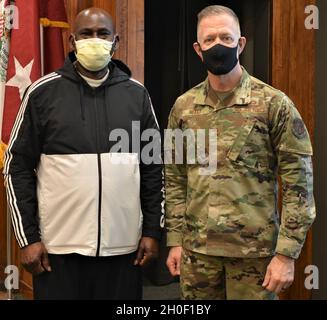 Illinois Army National Guard 1. SGT. (In pensione) DoGood Efe-Nogo, capo e principe di una tribù africana nella regione delta della Nigeria, è stato l'oratore principale alla celebrazione del mese storico afro-americano della Guardia Nazionale dell'Illinois. Qui il primo sergente in pensione scatta una foto con il Gen. Rich Neely, l'Adjutant Generale dell'Illinois e il comandante della Guardia Nazionale dell'Illinois. L'evento ha celebrato la orgogliosa storia degli Afro-Americani che servivano nella Guardia Nazionale dell'Illinois, incluso il 'Fighting' ottavo reggimento di fanteria, la prima unità tutta afro-americana guidata da Bla Foto Stock