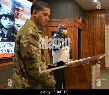 Illinois Army National Guard 1. SGT. (In pensione) DoGood Efe-Nogo, capo e principe di una tribù africana nella regione delta della Nigeria, è stato l'oratore principale alla celebrazione del mese storico afro-americano della Guardia Nazionale dell'Illinois. Qui il primo sergente in pensione risponde ad una domanda del pubblico come il Maestro delle cerimonie, il Capitano Marcus Dunn guarda sopra. L'evento ha celebrato la orgogliosa storia degli Afro-Americani che servivano nella Guardia Nazionale dell'Illinois, incluso il 'Fighting' ottavo reggimento di fanteria, la prima unità tutta afro-americana che era guidata da ufficiali neri. L'evento si svolge Foto Stock