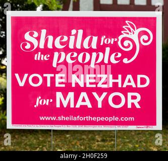 Segno politico di cantiere elettorale per Sheila Nezhad corsa per il sindaco di Minneapolis, Minnesota con lo slogan Sheila per il popolo. Foto Stock