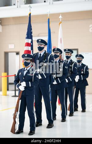 I membri della base aerea di Travis Honor Guard presentano i colori durante la 60a cerimonia di premi annuali dell'Ala per la mobilità aerea 2020, il 19 febbraio 2021, a Travis AFB, California. La cerimonia ha riconosciuto e messo in evidenza il personale militare e civile di Travis AFB per l’anno. Foto Stock